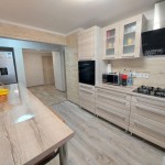 Szolnok zöldövezeti részén, a Gyökér utcában teljesen felújított, 59 m2-es földszinti lakás eladó!