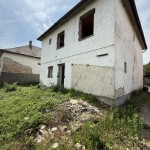 Bajóton, a Fő úton felújítandó, 2 szintes családi ház eladó!