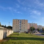 Tata központjában garázs eladó!