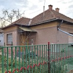 Szolnok Déli városrészében, a Tó utcában, három szobás családi ház eladó!